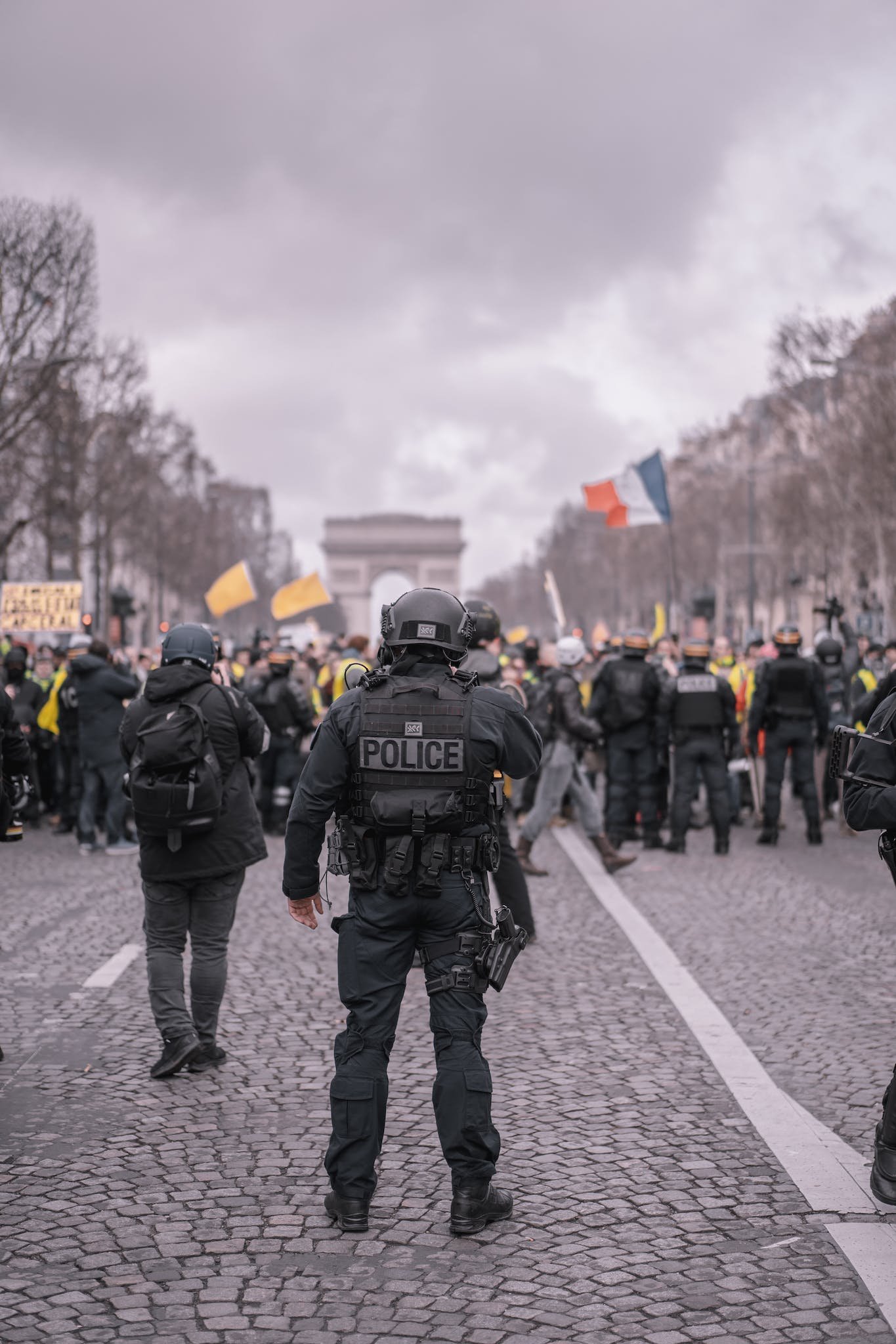 Executive-Protection-Agent-among-Crowd